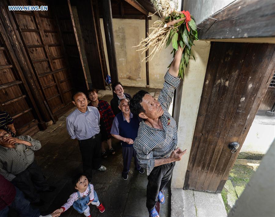 Villagers make rice dumplings to mark Dragon Boat Festival