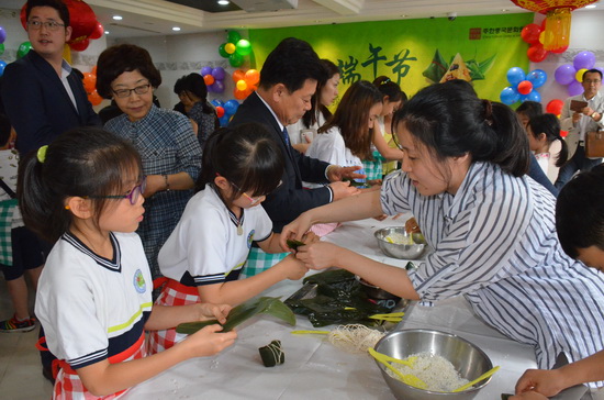 Young South Koreans get taste of Dragon Boat Festival