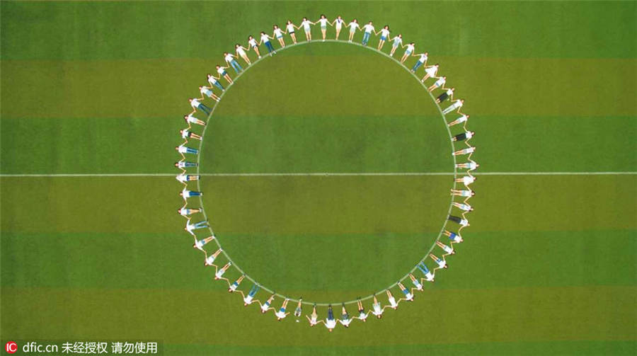 Jilin students celebrate graduation in creative way