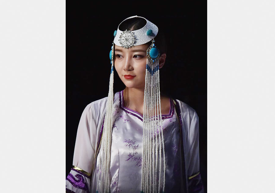 Chinese folk costumes show opens in Beijing