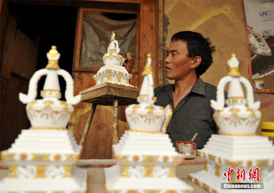 Traditional Tibetan handicrafts kept alive in SW China