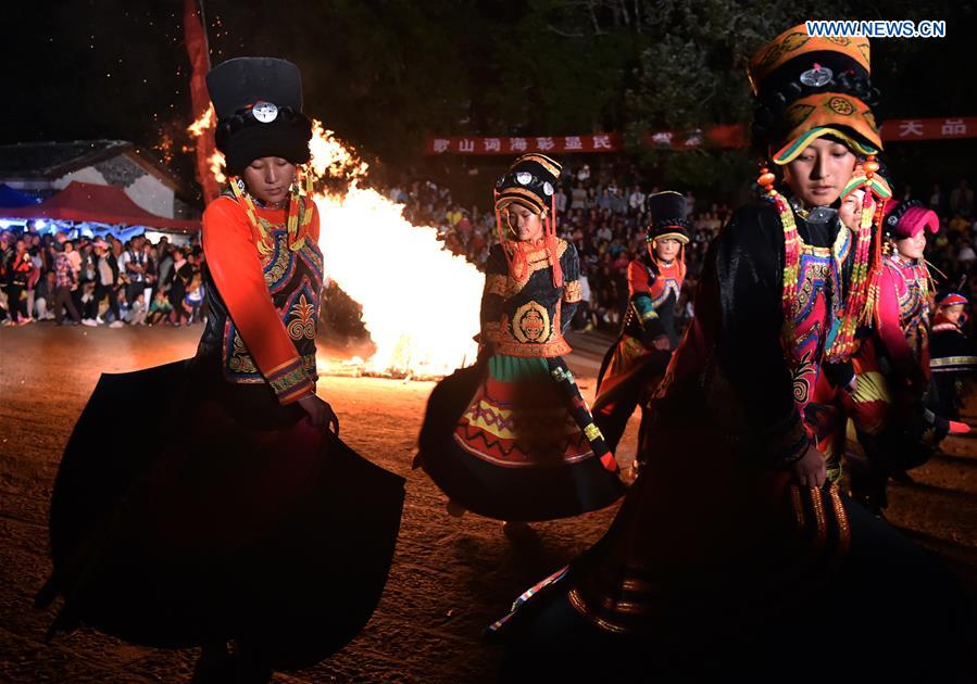 Folk artists sing for Shibaoshan Song Festival, SW China