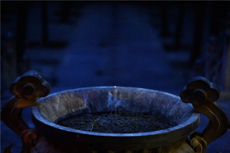 Stunning photos reveal Shaolin Temple at night