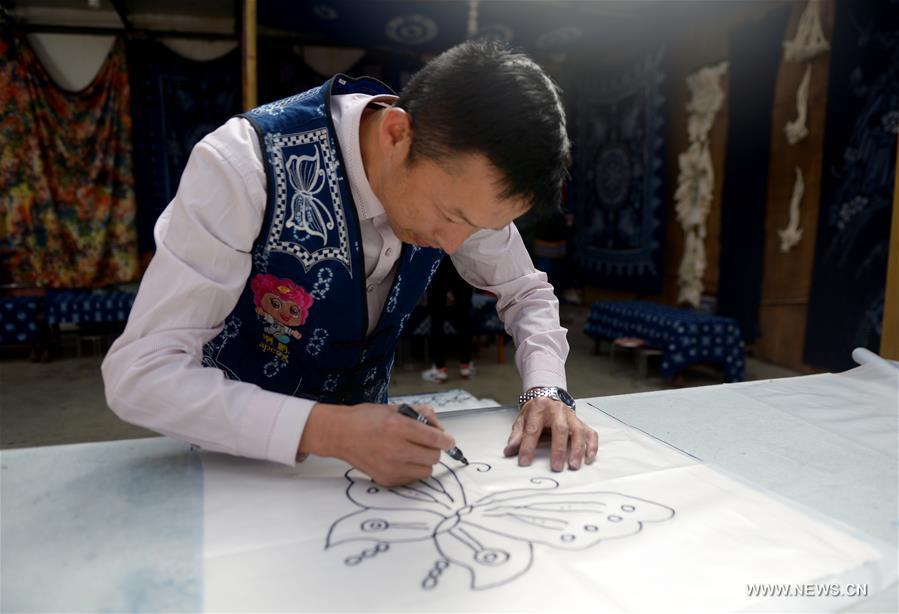 Tie-dyeing process: traditional folk technique of Bai ethnic group