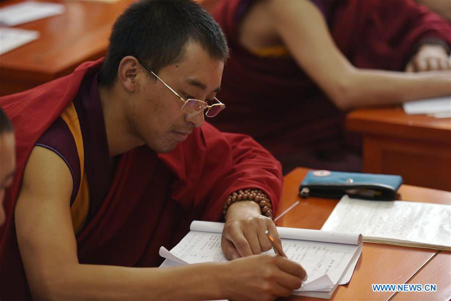 Monks have lesson at Qinghai Tibetan Buddhism College