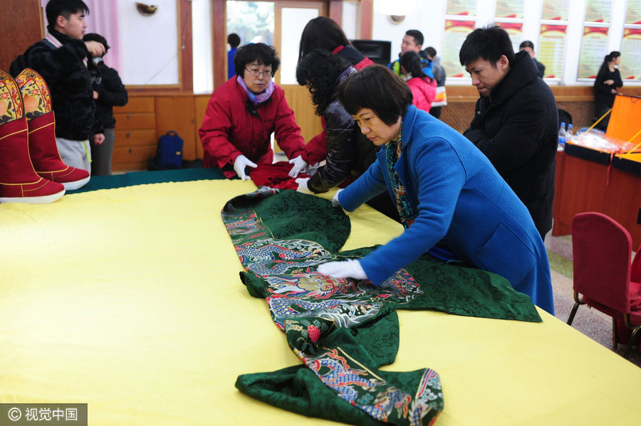 Replicas of ancient imperial robes revealed in Beijing