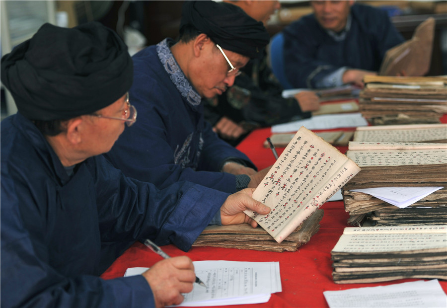 Old scholars help preserve ancient Shui script in SW China