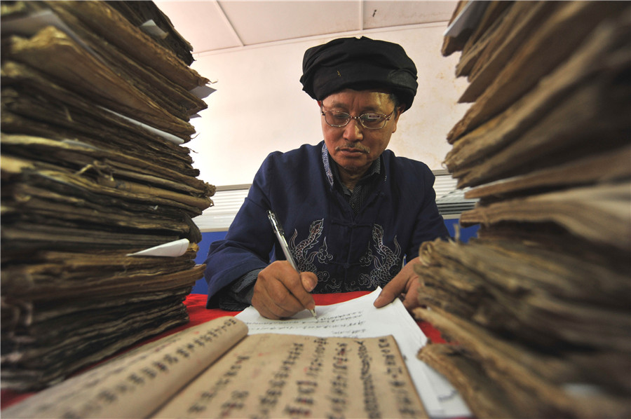 Old scholars help preserve ancient Shui script in SW China