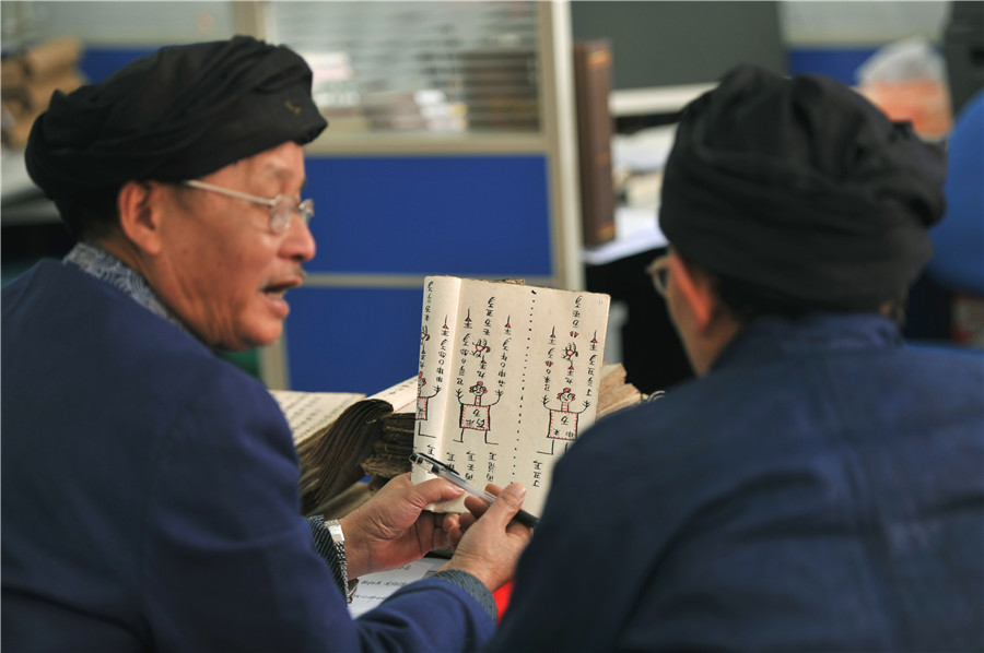 Old scholars help preserve ancient Shui script in SW China