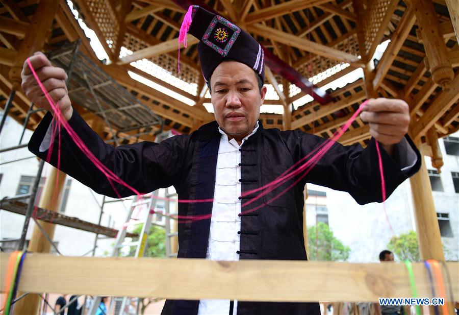 In pics: inheritor of carpenter techniques of Dong wooden buildings