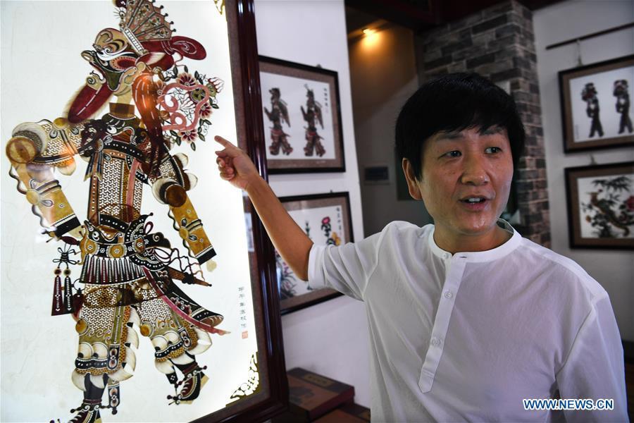 Shadow puppet inheritor combines Chinese, Western art forms