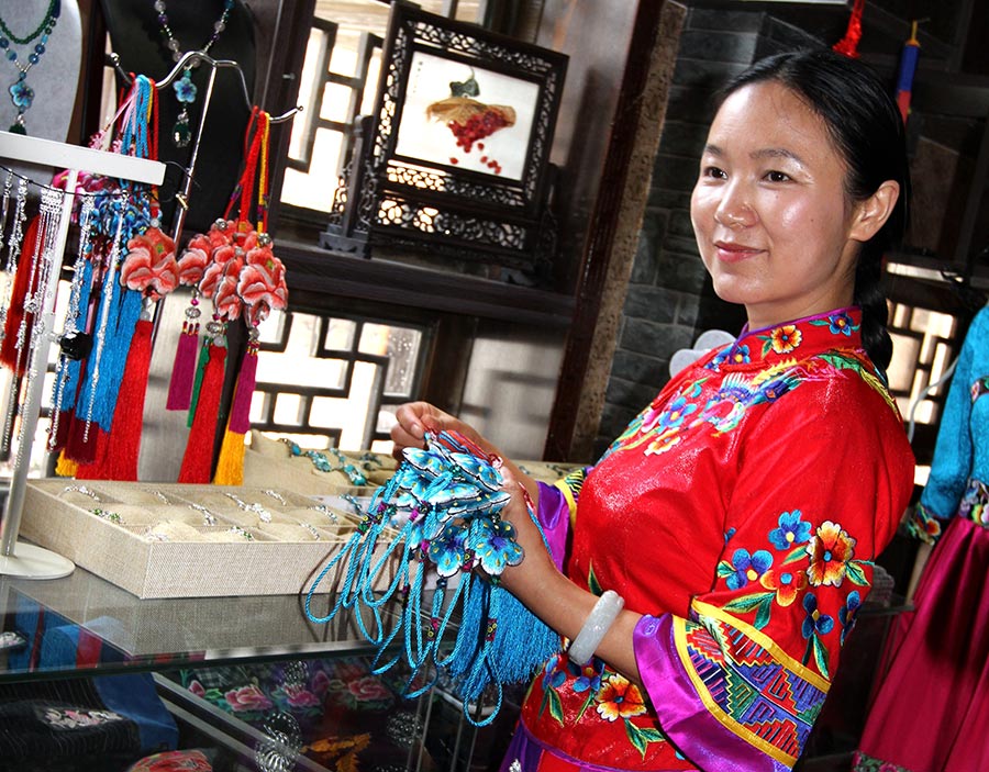 Former banker returns home to promote Miao embroidery