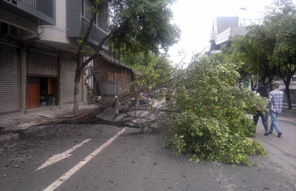 四川雅安地震現(xiàn)場 一片狼籍