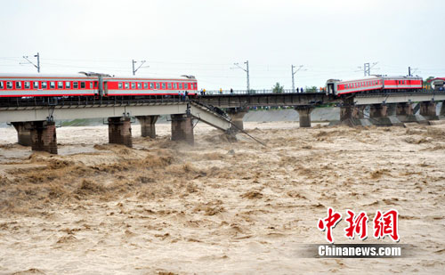 寶成線火車車廂墜河 未造成人員傷亡