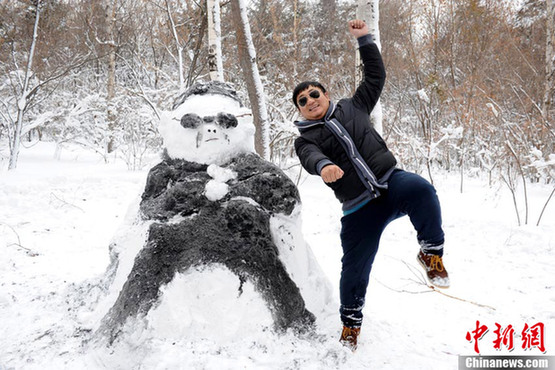 長(zhǎng)春市民堆“鳥叔”雪人 大跳騎馬舞