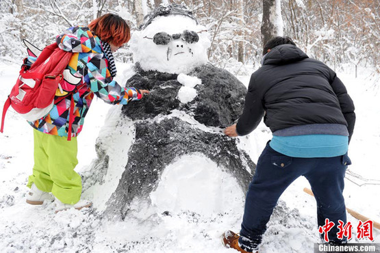 長春市民堆“鳥叔”雪人 大跳騎馬舞