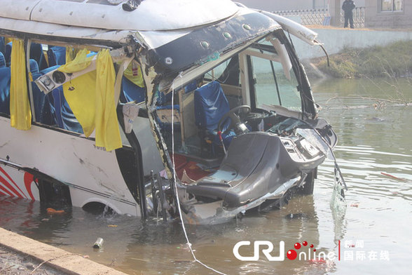 河南商丘一客車墜入池塘致12人遇難 幸存者救出多名乘客