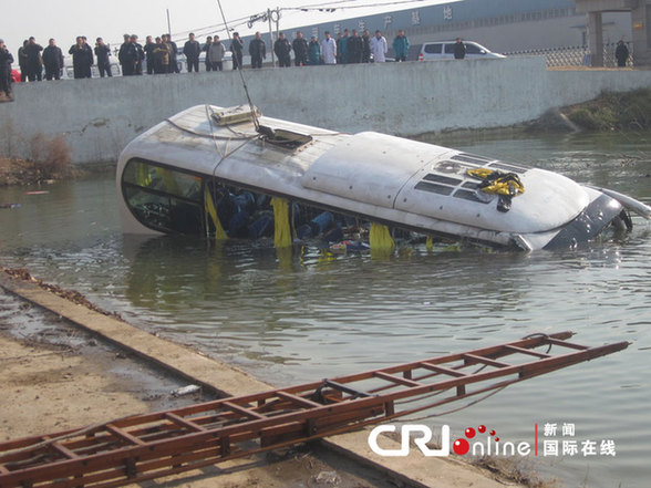 河南商丘一客車(chē)墜入池塘致12人遇難 幸存者救出多名乘客