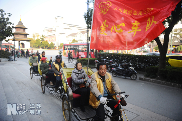 愛心三輪車隊帶孤殘老人逛揚城