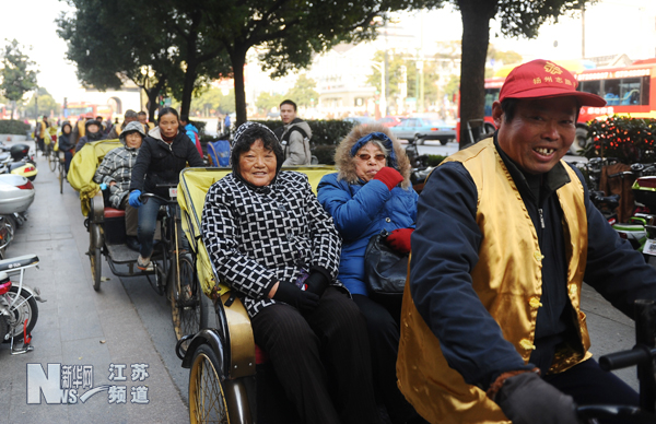 愛心三輪車隊帶孤殘老人逛揚城