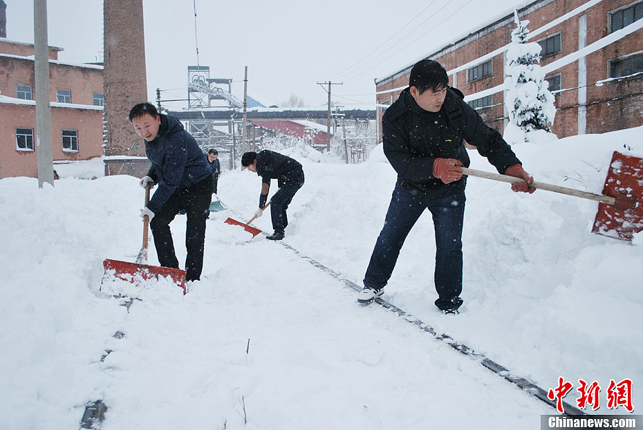 黑龍江鶴崗遭遇50年一遇暴雪(圖)