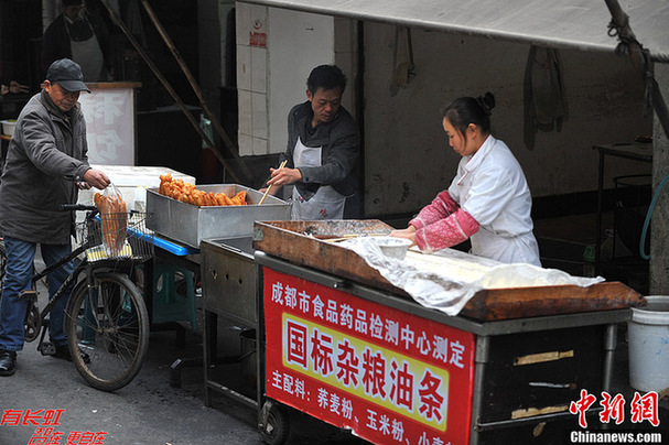 成都“油條哥”售“國際油條”走紅