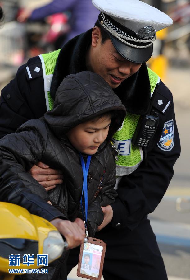 蘇交警“抱抱哥”每天抱送400名孩子下車(chē)進(jìn)園門(mén)