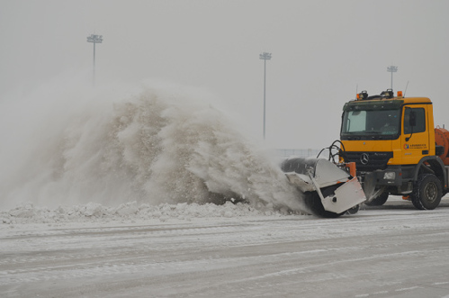 太原機場積極應對12月13日降雪