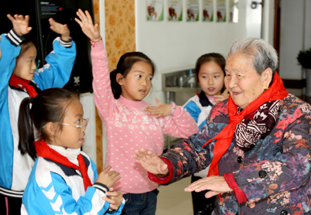 克拉瑪依小學生：童心獻老人