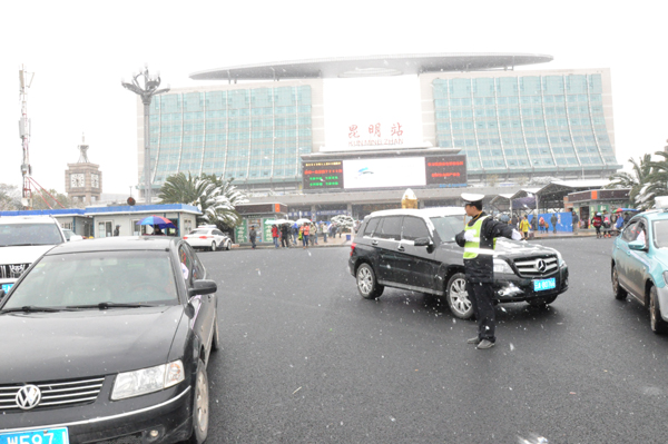 昆鐵警方全警動員應對冰雪天氣 全力確保旅客出行安全