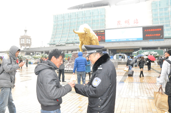 昆鐵警方全警動員應對冰雪天氣 全力確保旅客出行安全