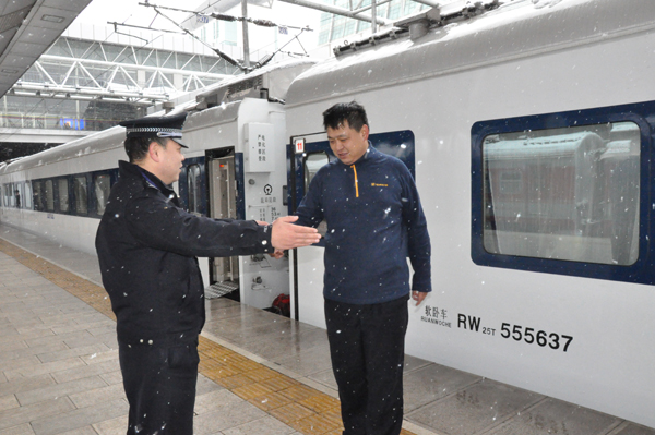 昆鐵警方全警動員應對冰雪天氣 全力確保旅客出行安全