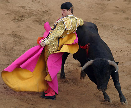 Spanish bullfighter Ivan Garcia executes a pass to a bull during a bullfight at Canaveralejo bullring in Cali, Colombia, December 29, 2005. 