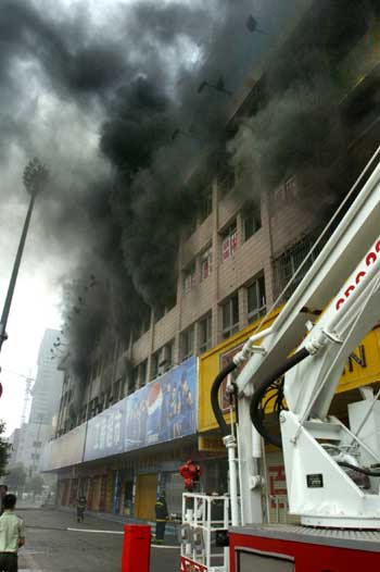 Fire breaks out at commercial building in Changsha