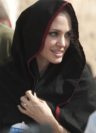 Angelina Jolie meets flood victims in Pakistan