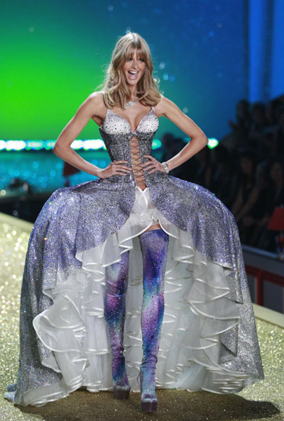 Models and celebs attend 2010 Victoria's Secret Fashion Show in NY