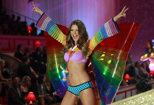 Models and celebs attend 2010 Victoria's Secret Fashion Show in NY