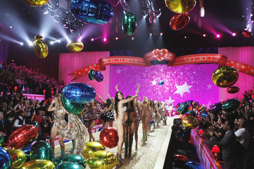 Models and celebs attend 2010 Victoria's Secret Fashion Show in NY