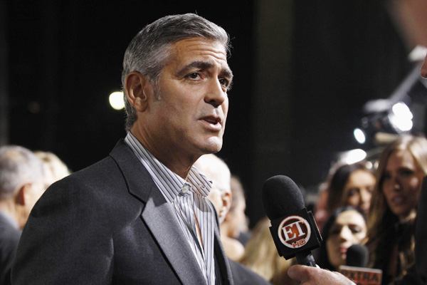 Clooney attends premiere of 'The Descendants'