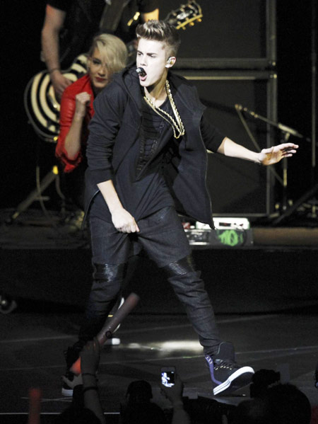 Bieber, Kesha, Psy perform at Jingle Ball concert