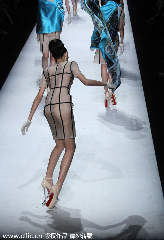 Stumbling models at China Fashion Week