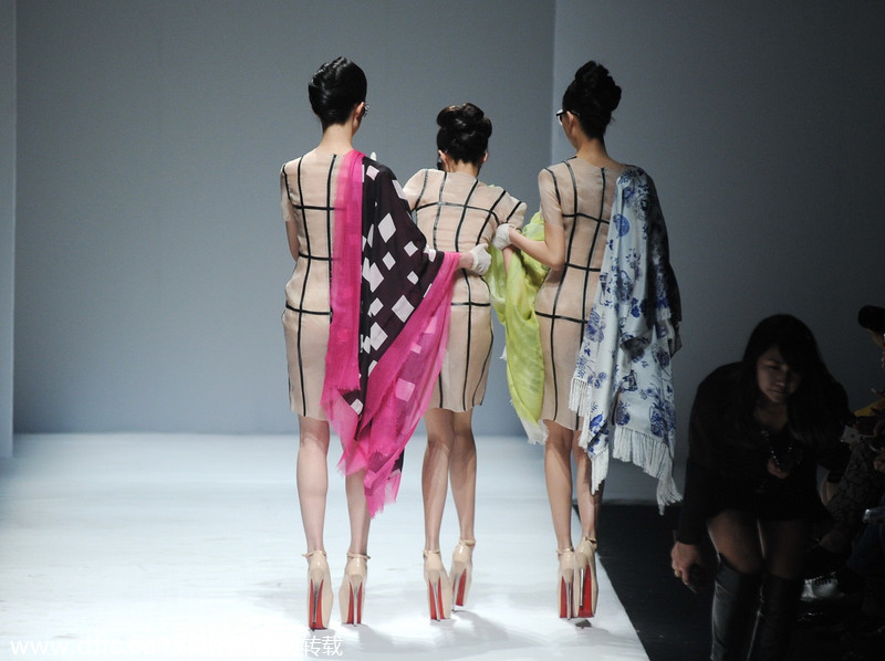 Stumbling models at China Fashion Week