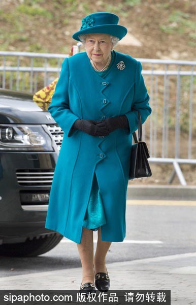 Queen Elizabeth's colorful outfits