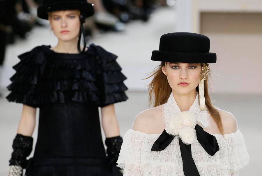 Paris Fashion Week: Chanel Fall/Winter 2016/2017