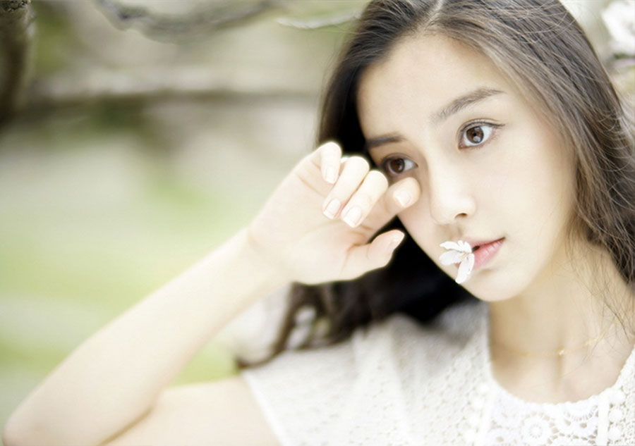 Angelababy releases new fashion photos