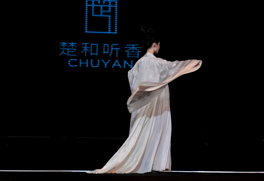 Chu Yan's creations presented at Asia-Europe fashion week in Urumqi