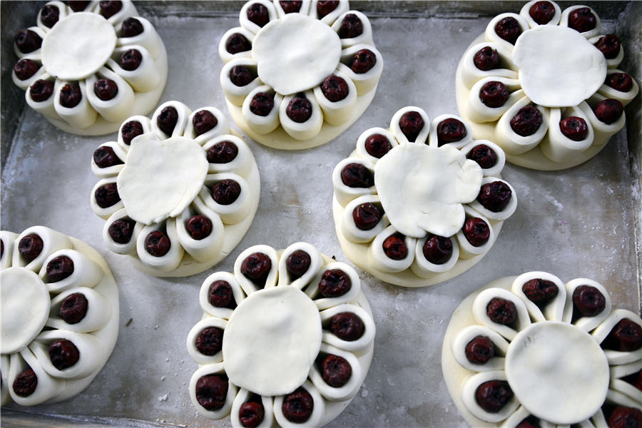 Villagers make flowery cakes to embrace Spring Festival