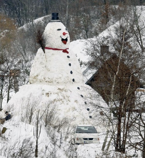 交通錐標(biāo)作鼻子 波蘭打造世界最大雪人