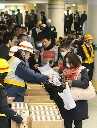 東京舉行地震避難萬人演習