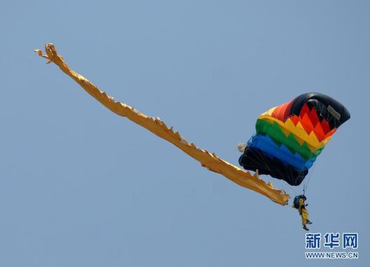 空軍八一飛行表演隊和跳傘隊聯袂獻藝